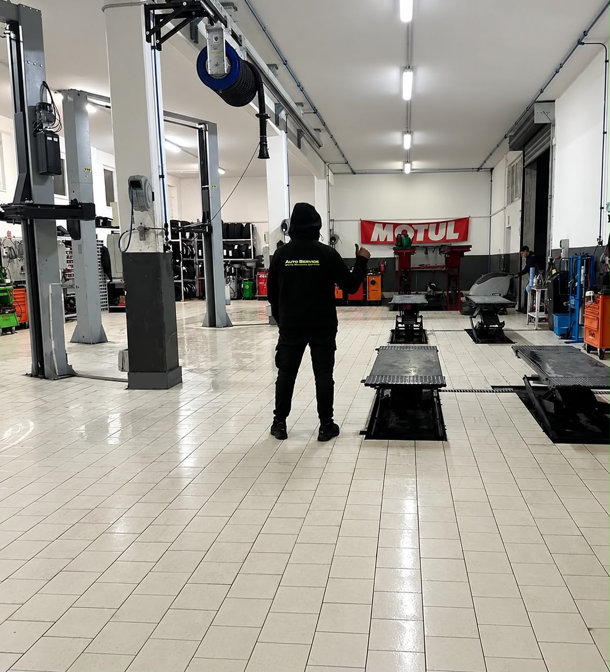 Team di Anto Service al lavoro in officina a Santo Stefano di Magra